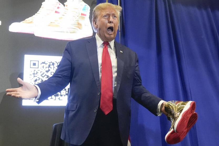 Trump’tan 399 dolara altın sneaker: Ayakkabı ve parfüm işine girdi