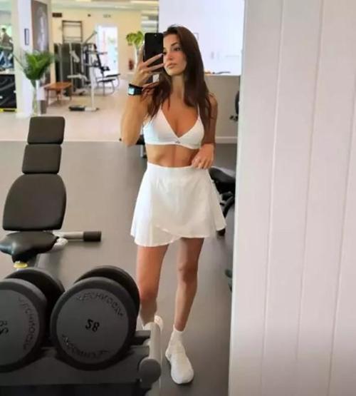 Hande Erçel fit haliyle dikkat çekti