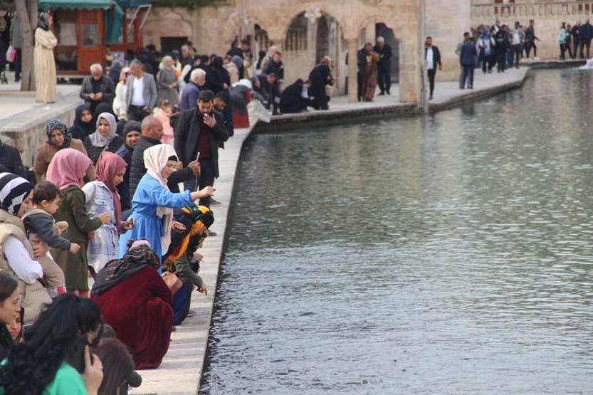 Şanlıurfada yaz havası... Güneşli havayı fırsat bilenler Balıklıgöl’e akın etti