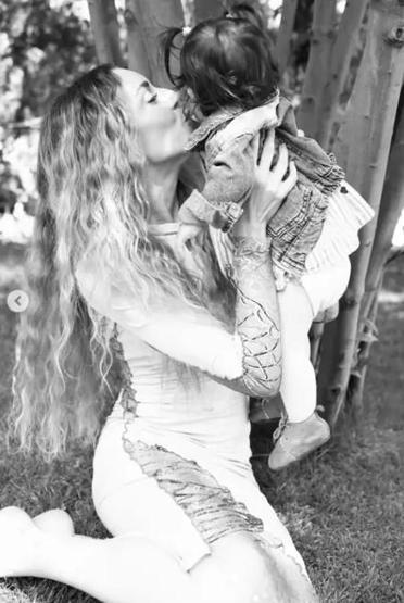 Sinem Kobal kızı Leyla ile fotoğraflarını paylaştı