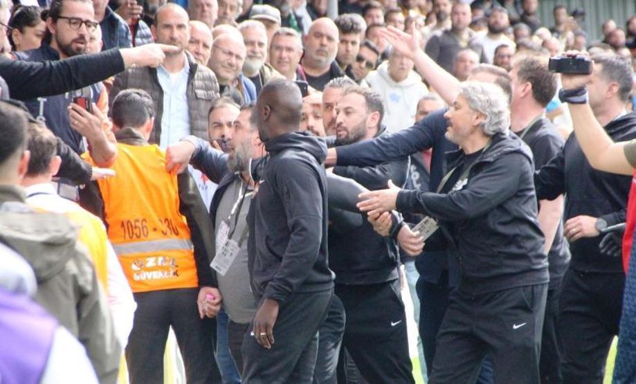 Bodrum FK - Eyüpspor maçında saha karıştı Hastaneye kaldırıldı