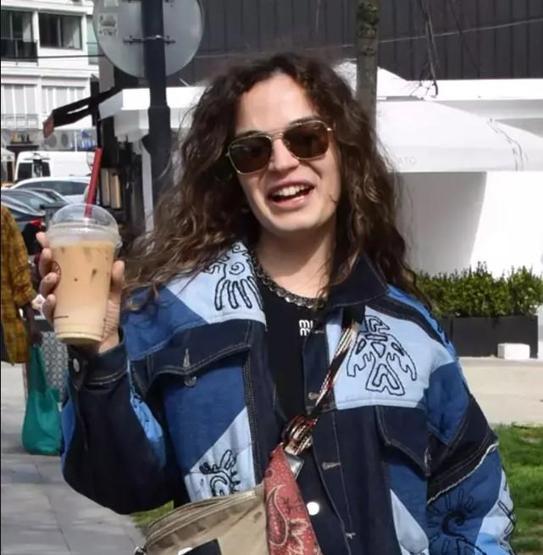 Aslı Bekiroğlu gazetecilere takıldı: Ünlü değil miyim artık