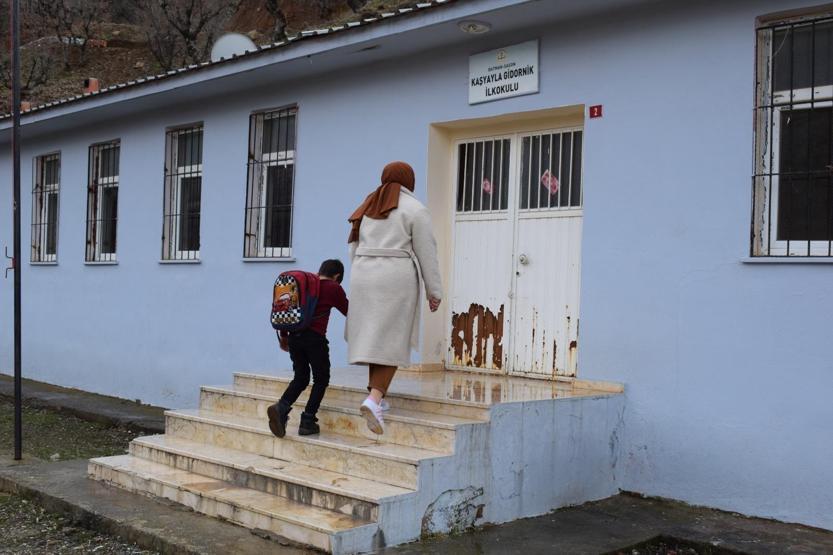 Okulda tek başına: 5 hanelik mezradaki tek öğrenci