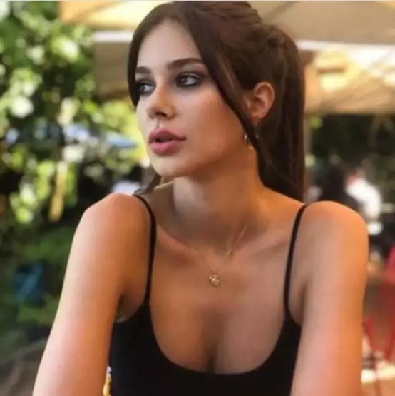 Defne Samyelinin iddialı tarzına beğeni yağdı