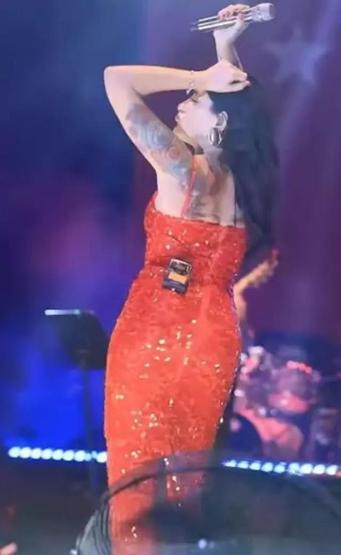 Melek Mosso sahnede yerinde durmadı Ünlü şarkıcı dansıyla sosyal medyayı salladı