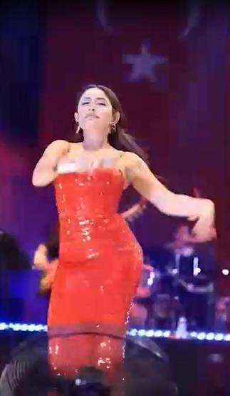 Melek Mosso sahnede yerinde durmadı Ünlü şarkıcı dansıyla sosyal medyayı salladı
