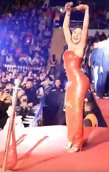 Melek Mosso sahnede yerinde durmadı Ünlü şarkıcı dansıyla sosyal medyayı salladı