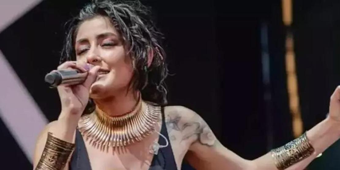 Melek Mosso sahnede yerinde durmadı Ünlü şarkıcı dansıyla sosyal medyayı salladı