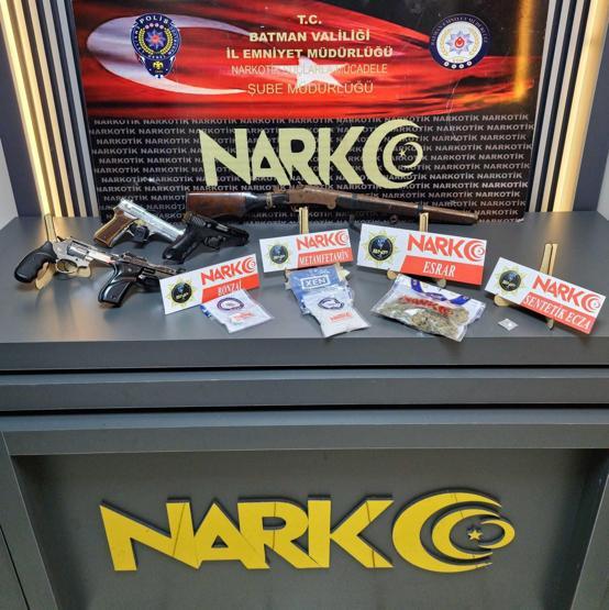 Polisten kaçarken çatıya çıktı Uyuşturucuyu karşı binaya attı