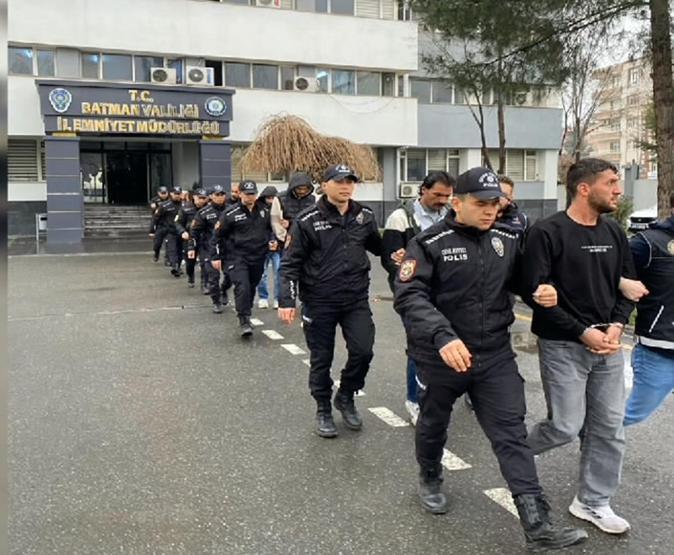 Polisten kaçarken çatıya çıktı Uyuşturucuyu karşı binaya attı