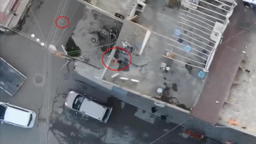 Polisten kaçarken çatıya çıktı Uyuşturucuyu karşı binaya attı