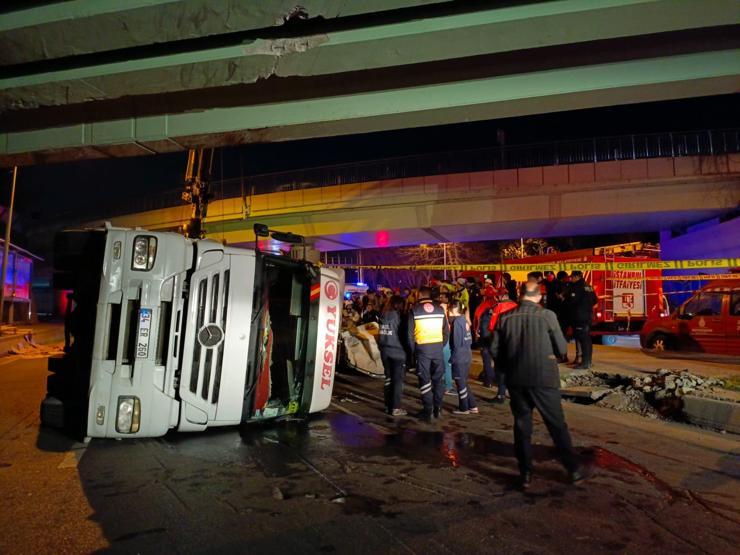 Son dakika haberi: Bakırköyde korkunç kaza TIR, otomobilin üzerine devrildi: 4 ölü
