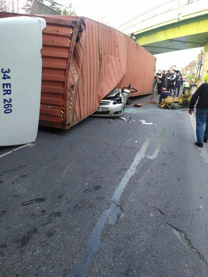 Son dakika haberi: Bakırköyde korkunç kaza TIR, otomobilin üzerine devrildi: 4 ölü