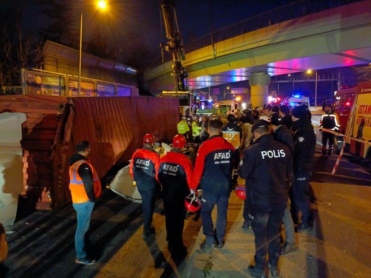 Son dakika haberi: Bakırköyde korkunç kaza TIR, otomobilin üzerine devrildi: 4 ölü