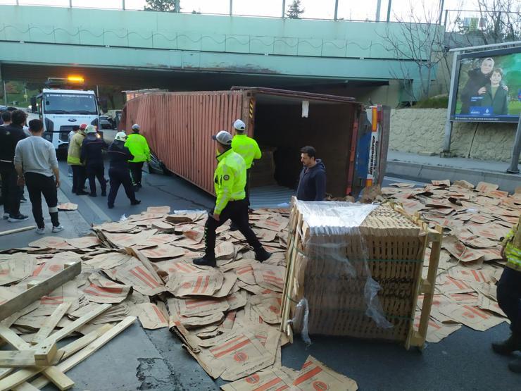 Son dakika haberi: Bakırköyde korkunç kaza TIR, otomobilin üzerine devrildi: 4 ölü