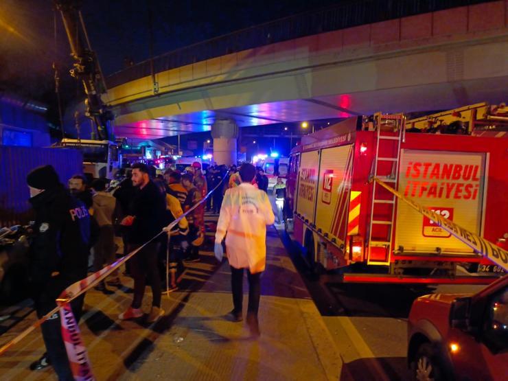 Son dakika haberi: Bakırköyde korkunç kaza TIR, otomobilin üzerine devrildi: 4 ölü