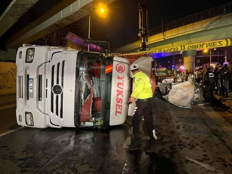 TIR arabanın üzerine devrildi: 4 ölü Acı detay...