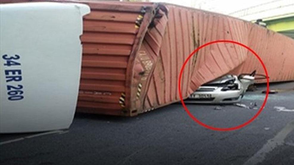 TIR arabanın üzerine devrildi: 4 ölü Acı detay...