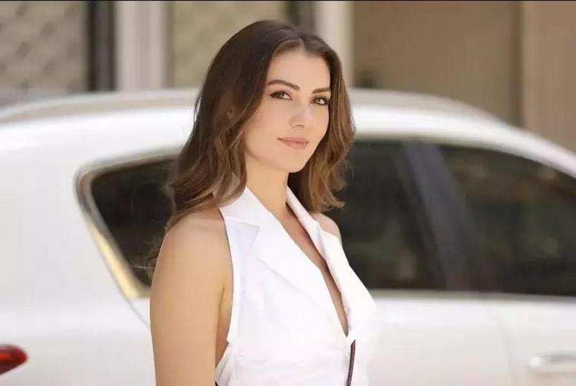 Burcu Özberk beyazlar içinde