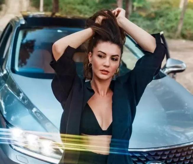 Burcu Özberk beyazlar içinde