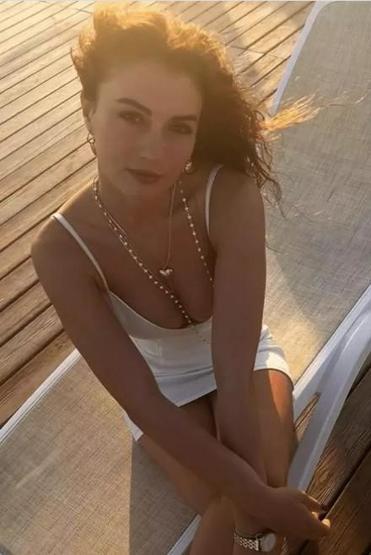Burcu Özberk beyazlar içinde