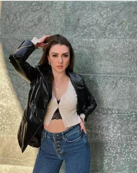 Burcu Özberk beyazlar içinde