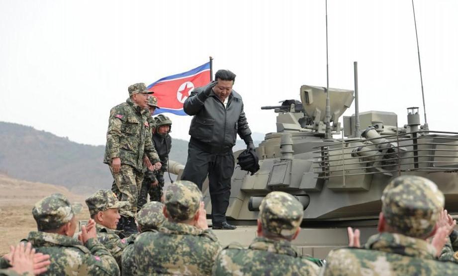 Kuzey Kore lideri, yeni tankın test sürüşünü yaptı