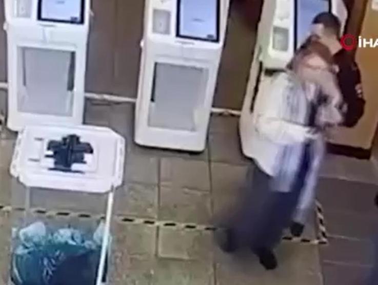 Rusyada ilginç seçim protestoları: Molotof attıalr, sandıklara boya döktüler, oy kabinini ateşe verdiler...