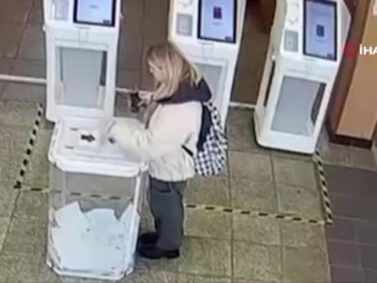 Rusyada ilginç seçim protestoları: Molotof attıalr, sandıklara boya döktüler, oy kabinini ateşe verdiler...