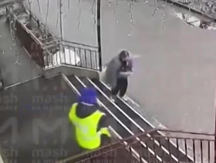 Rusyada ilginç seçim protestoları: Molotof attıalr, sandıklara boya döktüler, oy kabinini ateşe verdiler...