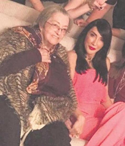 Hande Yenerin acı günü Ünlü sanatçının annesi hayatını kaybetti