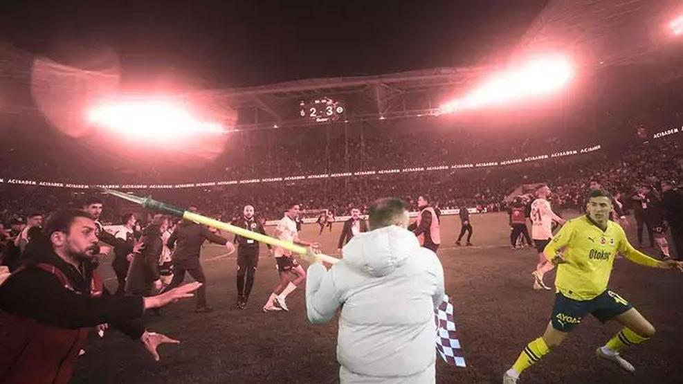 Trabzonda yaşanan olayların faturası ne olur Uzman isim yorumladı: Korner direği silah sayılır