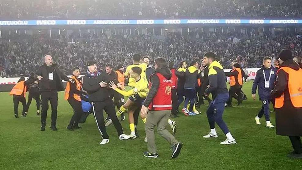 Trabzonda yaşanan olayların faturası ne olur Uzman isim yorumladı: Korner direği silah sayılır
