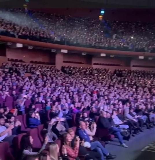 Moskovada Burak Özçivite sevgi seli yaşanmıştı Bir ay önce saldırı yapılan konser salonundaydı