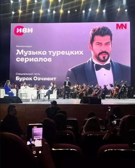 Moskovada Burak Özçivite sevgi seli yaşanmıştı Bir ay önce saldırı yapılan konser salonundaydı