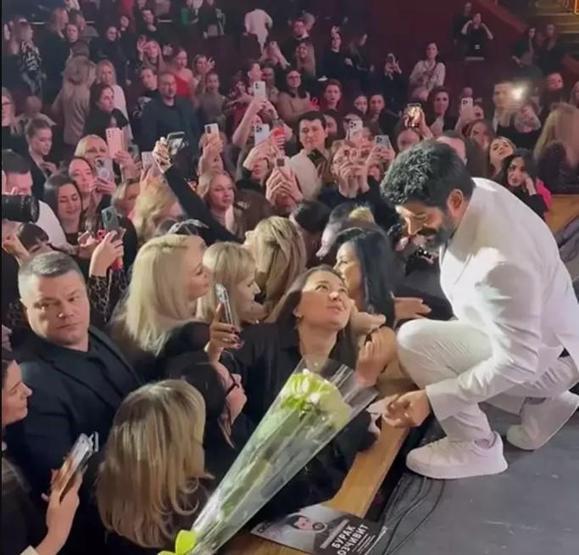 Moskovada Burak Özçivite sevgi seli yaşanmıştı Bir ay önce saldırı yapılan konser salonundaydı