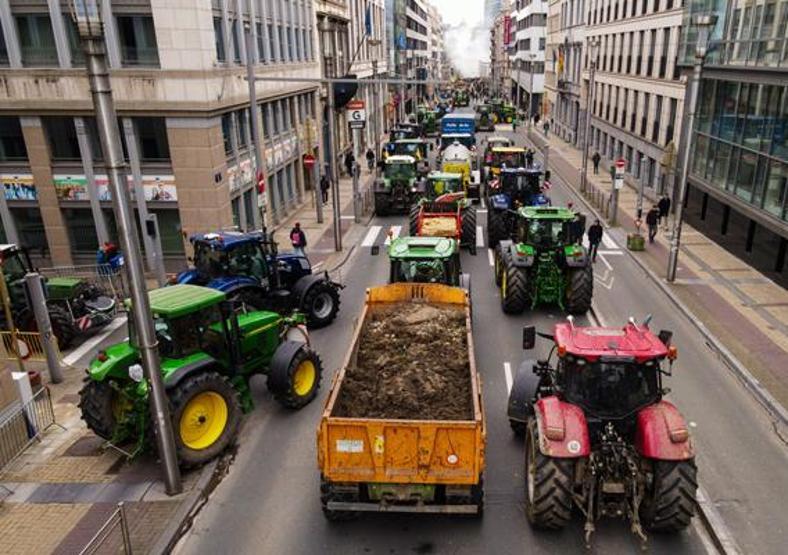 Avrupanın merkezinde sokaklar savaş alanına döndü