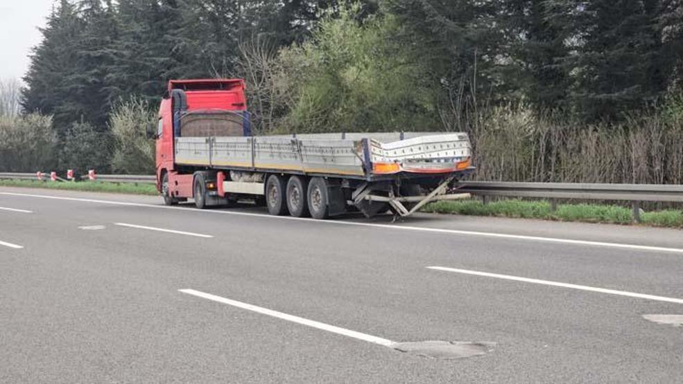 Faciadan kıl payı dönüldü: yolcu otobüsü, TIRa ve bariyerlere çarptı; 17 yaralı