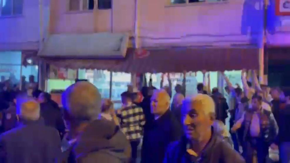 Seçim kutlamaları sırasında parti binasının balkonu çöktü
