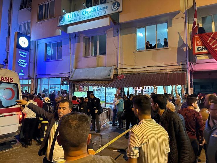 Seçim kutlamaları sırasında parti binasının balkonu çöktü