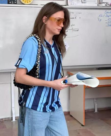 Serenay Sarıkayanın 800 bin TLlik saati olay oldu Oy vermeye böyle gitti