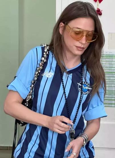 Serenay Sarıkayanın 800 bin TLlik saati olay oldu Oy vermeye böyle gitti