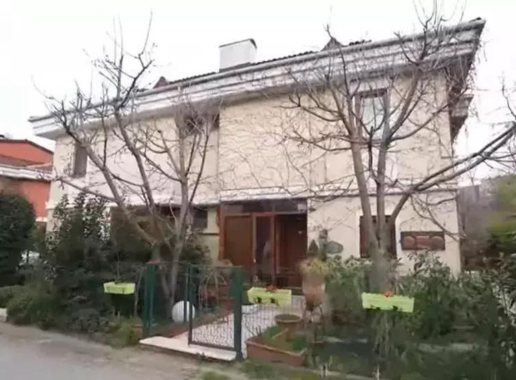 İşte Yaşar Alptekinin 4 katlı lüks villası Tablolar, tesbihler, kitaplar...