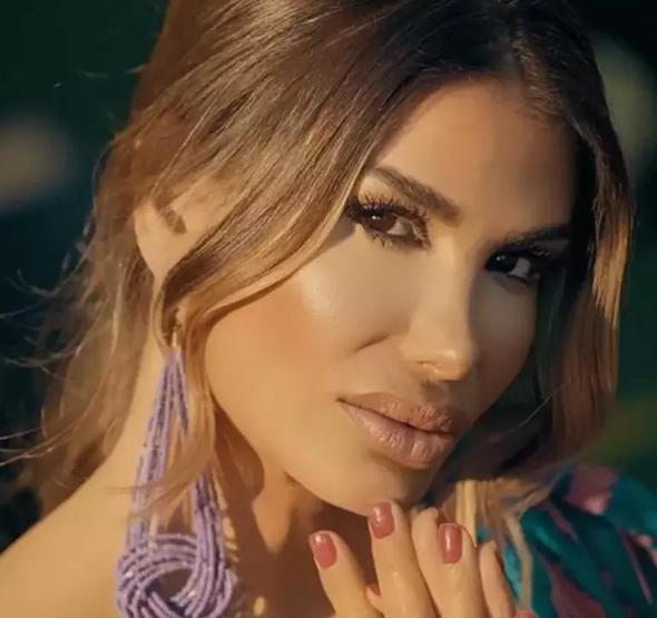 Şarkıcı Hatice sandık başına böyle gitti Yine kombiniyle gündemde
