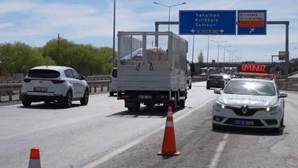 43 ilin geçiş noktasında bayram yoğunluğu: Araç trafiği yüzde 100e ulaştı