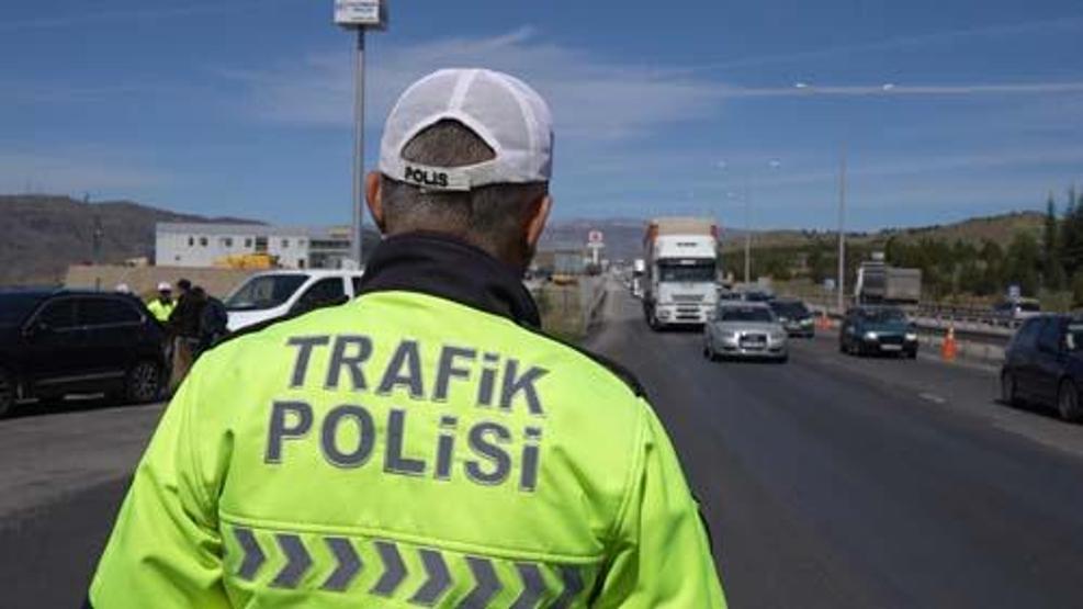 43 ilin geçiş noktasında bayram yoğunluğu: Araç trafiği yüzde 100e ulaştı