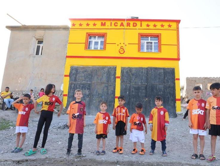 Fanatik Galatasaraylı evini sarı kırmızıya boyatıp ünlü yıldızın adını yazdı: Icardi görünce kayıtsız kalamadı