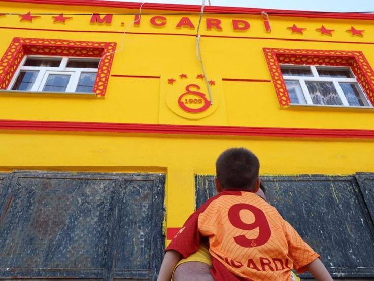 Fanatik Galatasaraylı evini sarı kırmızıya boyatıp ünlü yıldızın adını yazdı: Icardi görünce kayıtsız kalamadı
