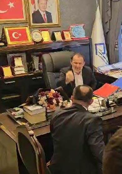 Devir teslim töreninde kavga çıktı Milletvekiline çiçek fırlatıp küfetti