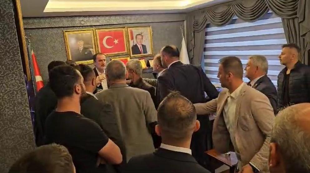 Devir teslim töreninde kavga çıktı Milletvekiline çiçek fırlatıp küfetti